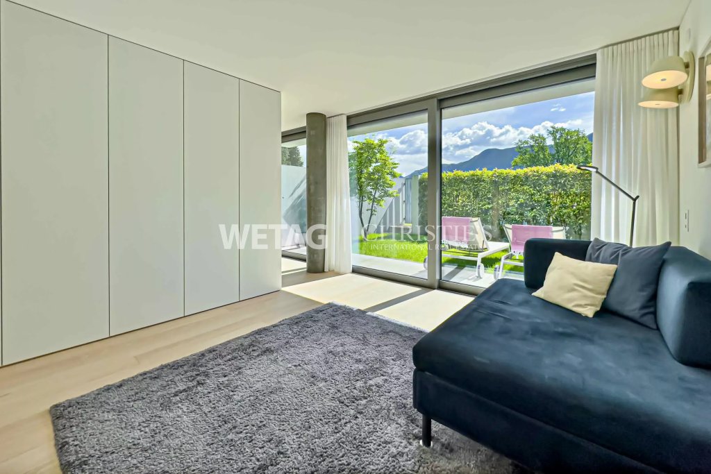 Helles Schlafzimmer mit Terrassenzugang