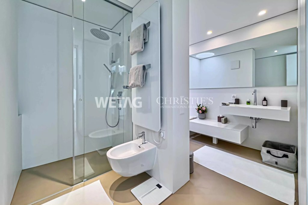 Modernes Badezimmer mit Walk-in-Dusche und Doppelwaschtisch
