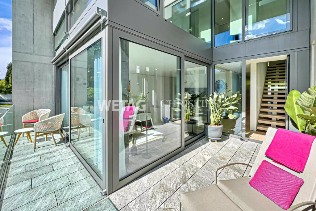 Moderne Dachterrasse mit Glasfassade