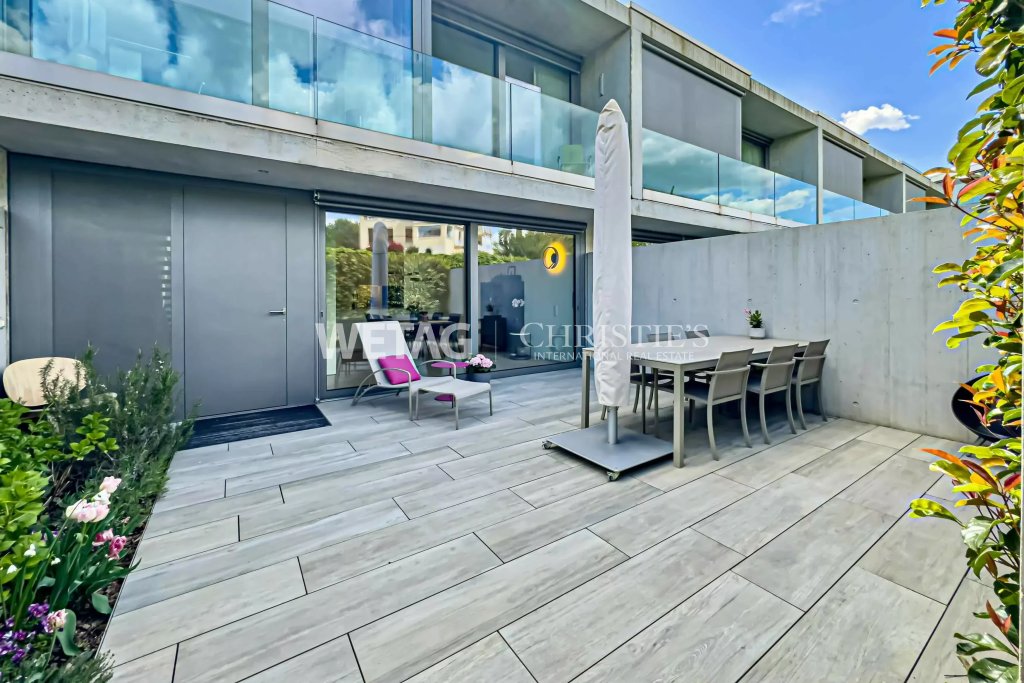 Moderne Terrasse mit Glasfassade