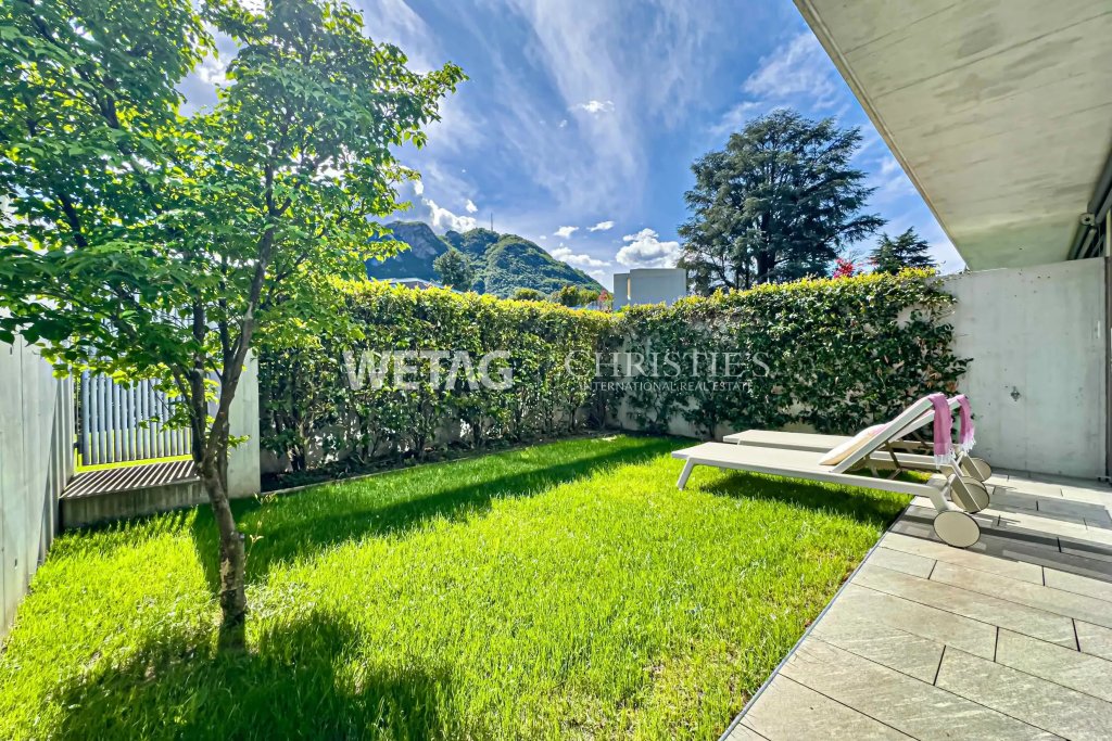 Garten mit Terrasse und Liegestuhl