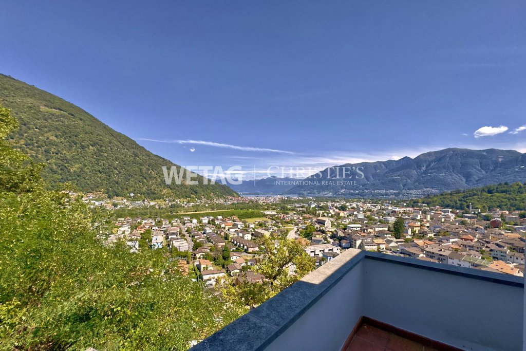 Berg- und Stadtpanorama mit Balkonbrüstung
