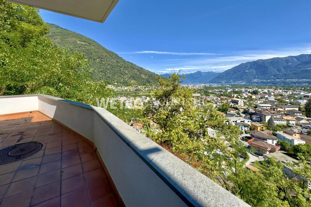 Balkon mit Berg- und Stadtblick