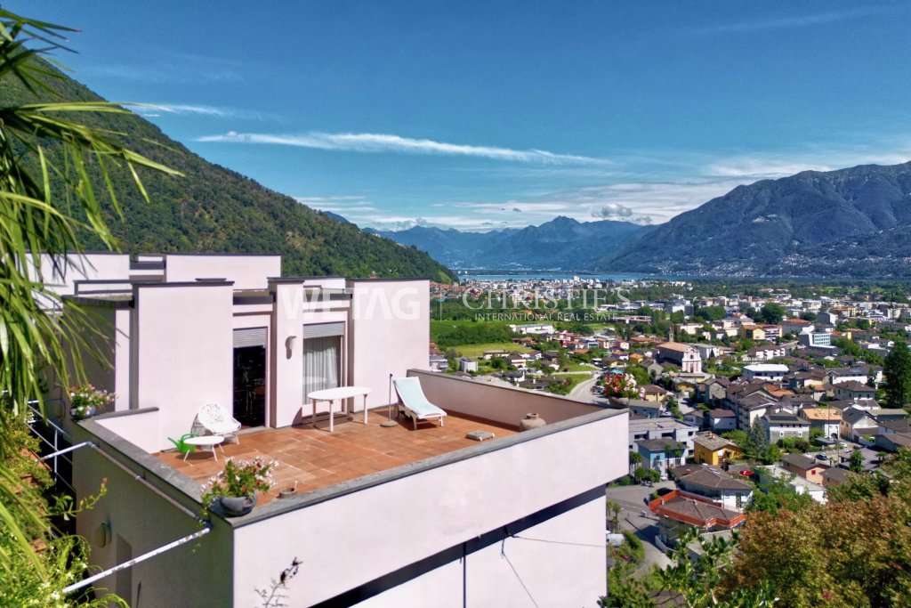 Dachterrasse mit Berg- und Seeblick
