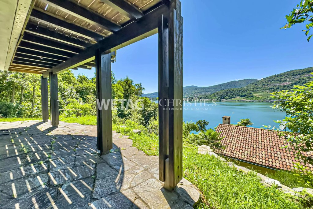 Überdachte Terrasse mit Seeblick