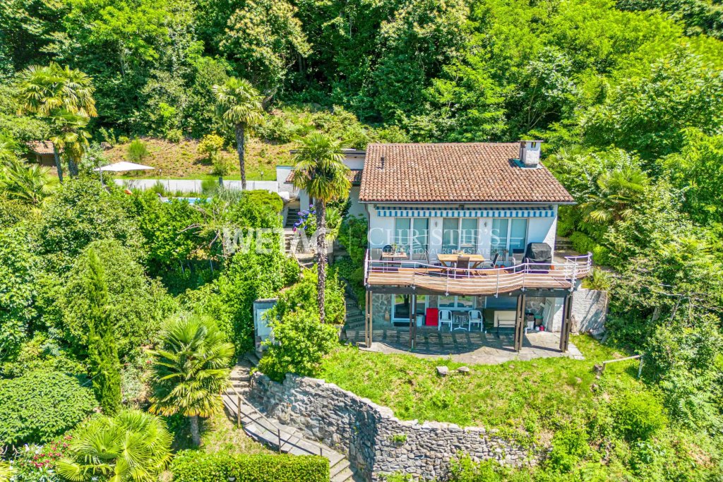 Tropisches Haus mit Terrassen und Garten