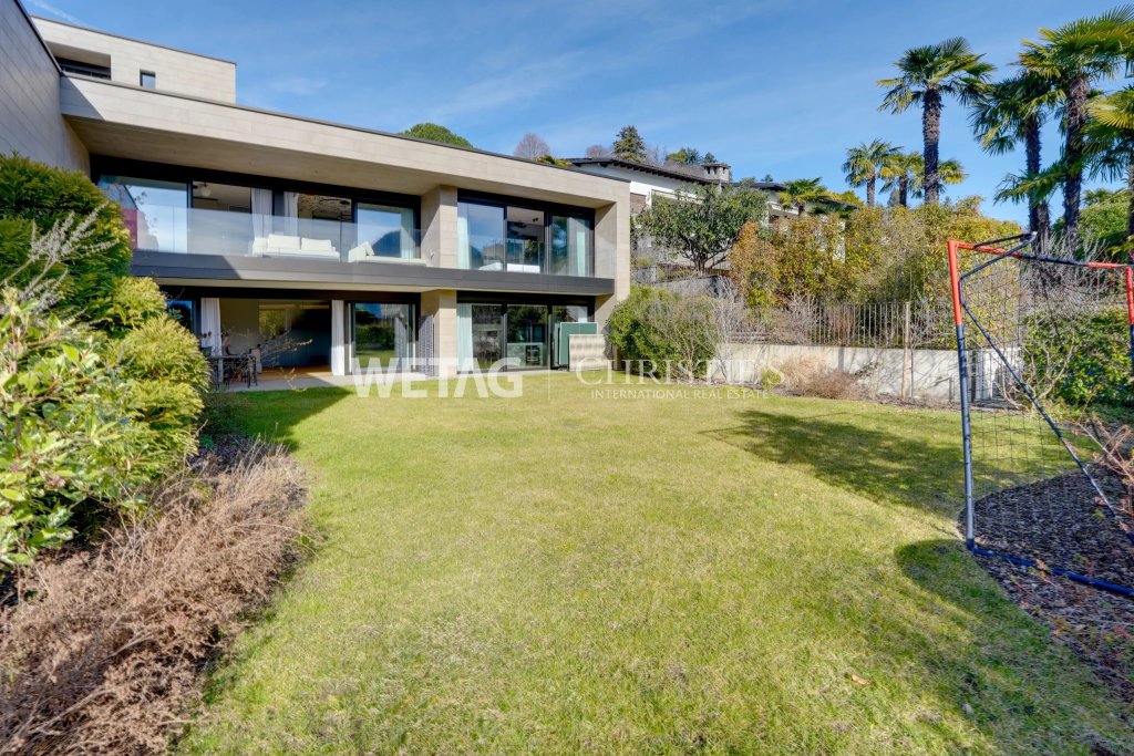 Moderner Garten mit zweigeschossiger Villa
