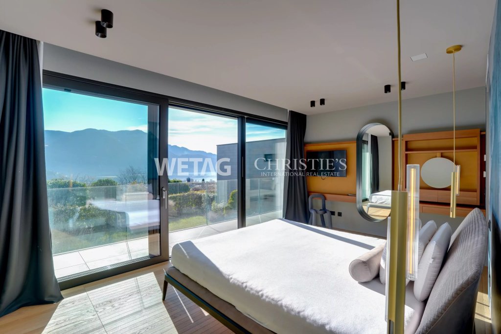 Modernes Schlafzimmer mit Panoramablick