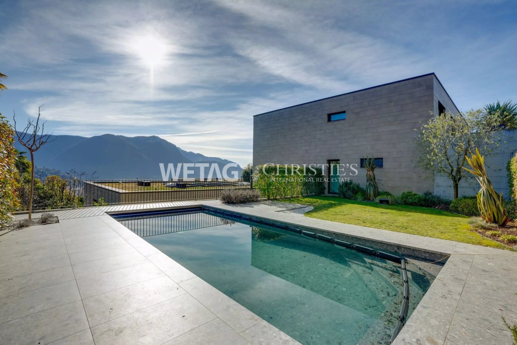 Luxuriöser Außenbereich mit Pool und Bergblick