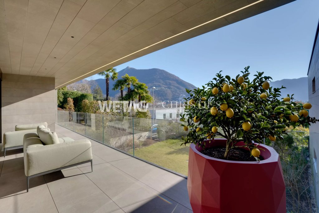 Überdachte Terrasse mit Bergblick