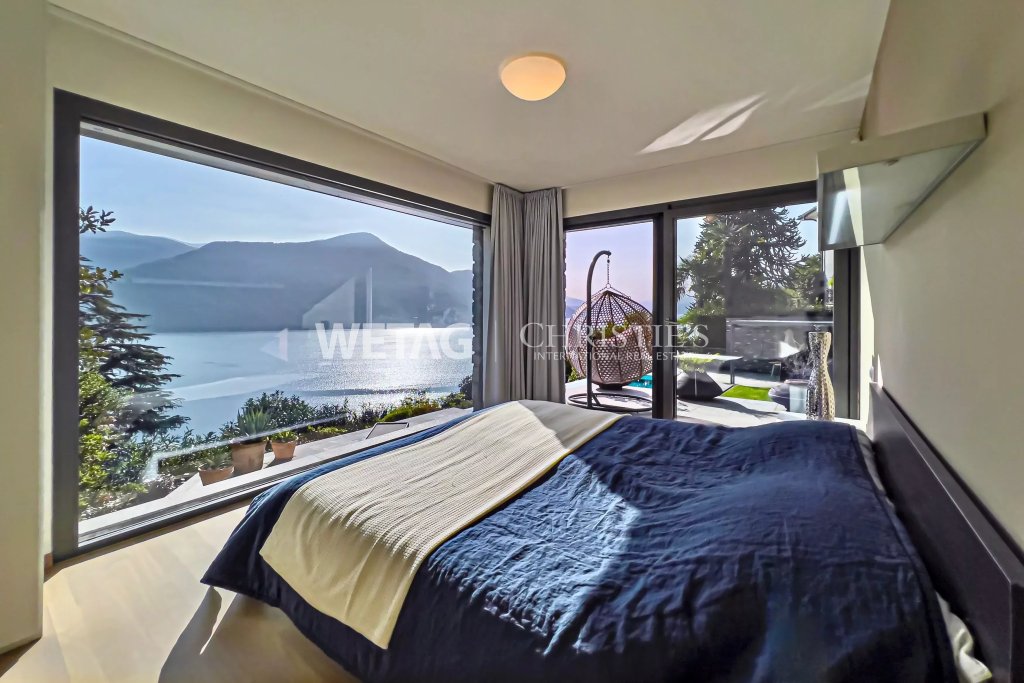 Schlafzimmer mit Panoramablick auf See und Berge