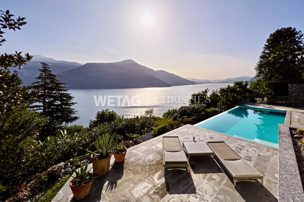 Poolterrasse mit Seeblick