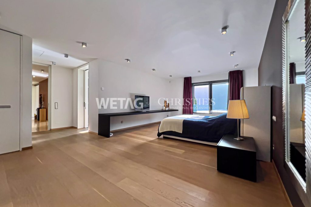 Modernes Schlafzimmer mit großer Fensterfront