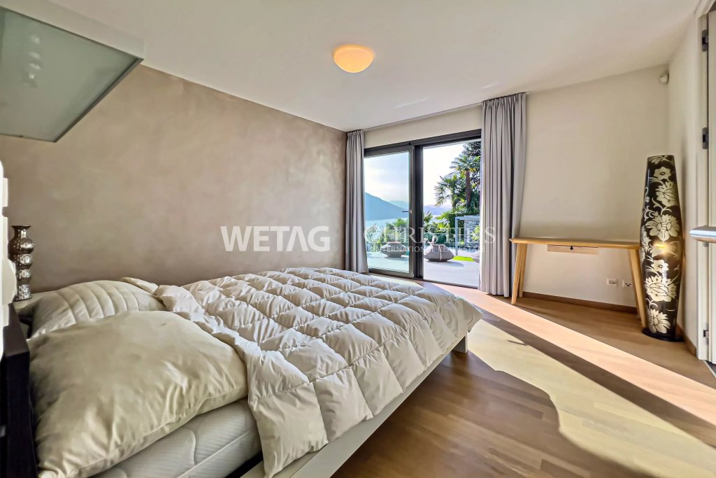 Modernes Schlafzimmer mit Seeblick