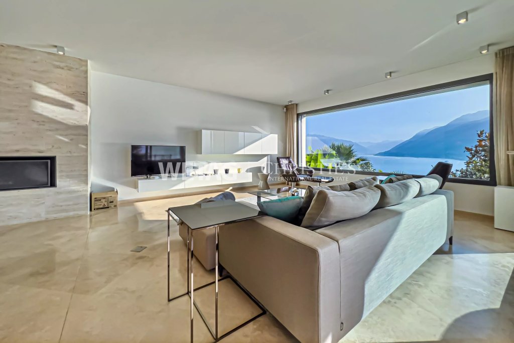 Modernes Wohnzimmer mit Panoramablick