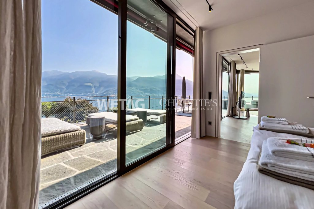 Schlafzimmer mit großer Terrasse und Seeblick