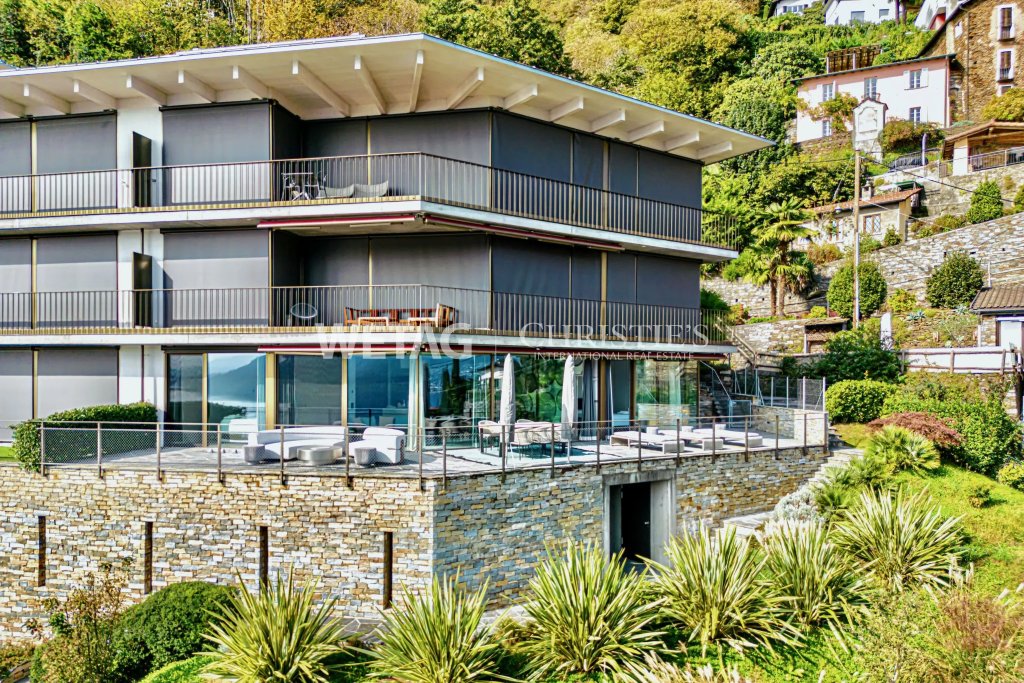 Luxuriöse Terrassenansicht einer modernen Villa am Hang