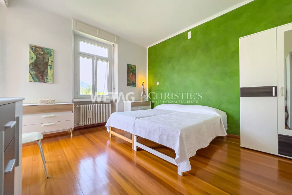 Helles Schlafzimmer mit grüner Akzentwand