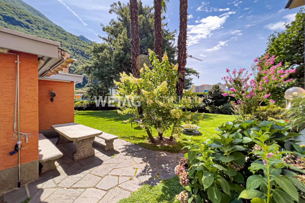 Garten mit Terrasse und Bergkulisse