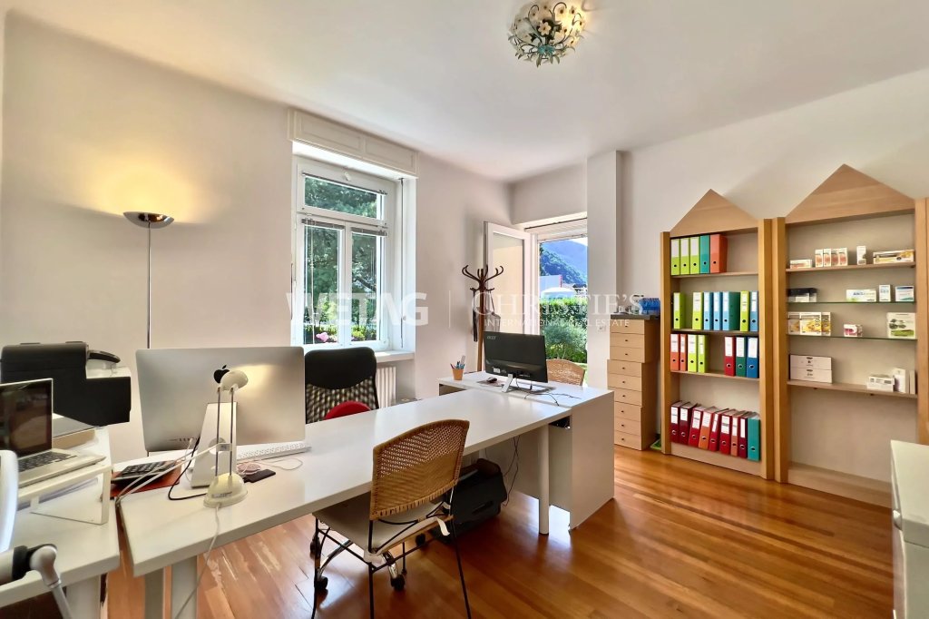 Büro- oder Arbeitszimmer mit Tageslicht
