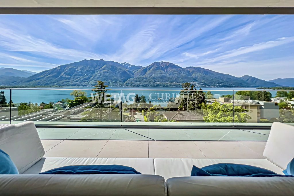Terrasse mit Seeblick und Bergpanorama