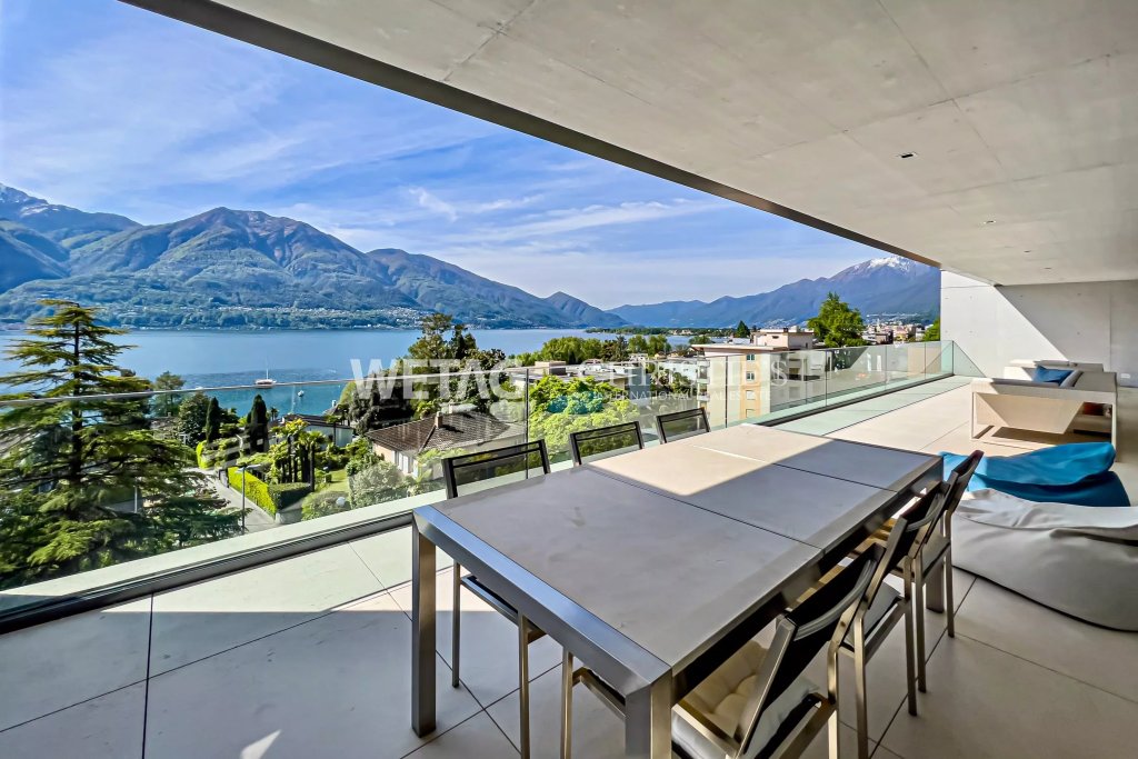 Große Seeterrasse mit Bergblick