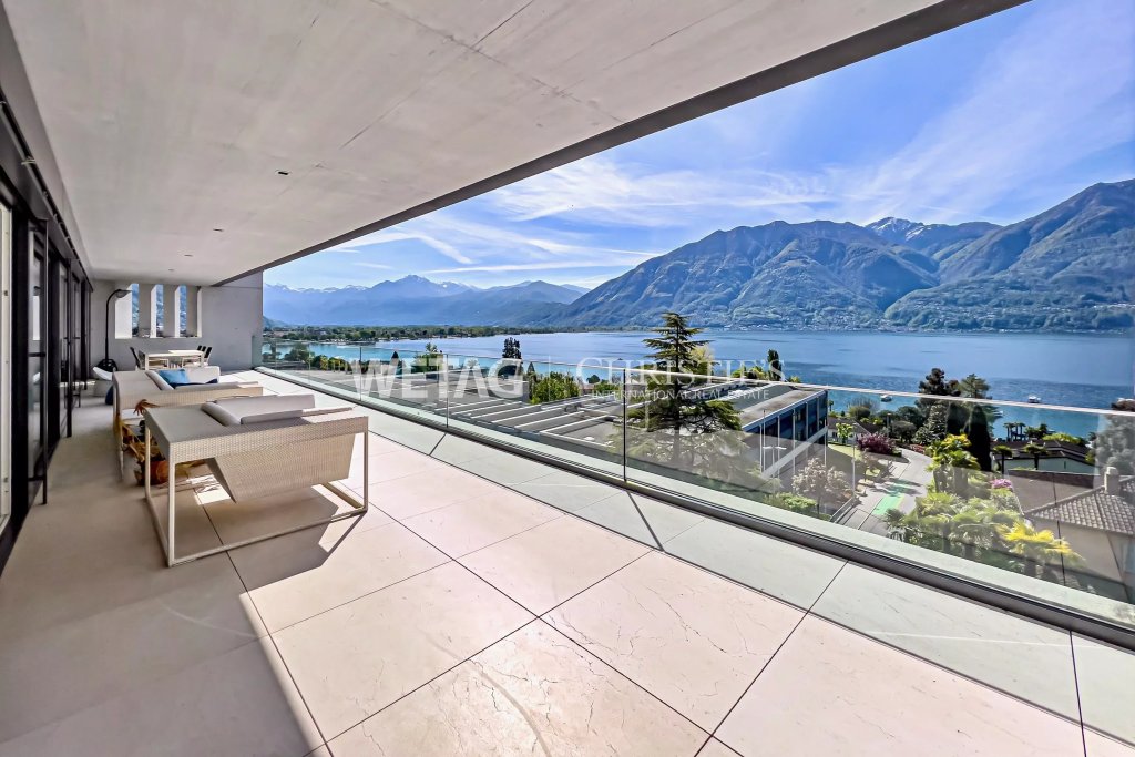 Luxuriöse Terrasse mit Seeblick