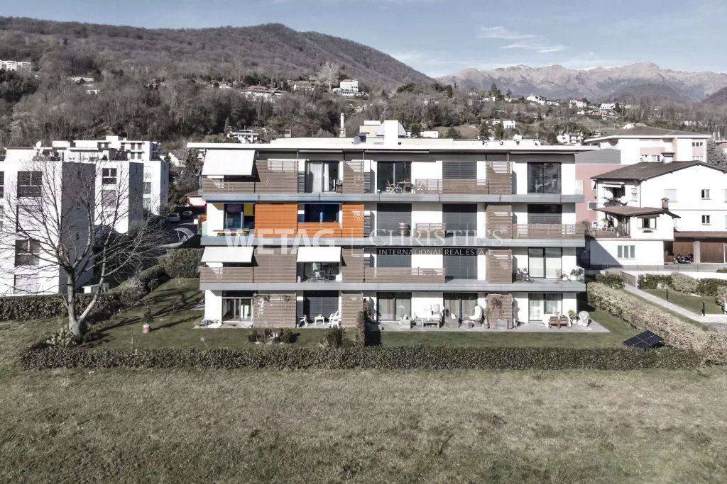 Modernes Mehrfamilienhaus in Hanglage mit Bergblick