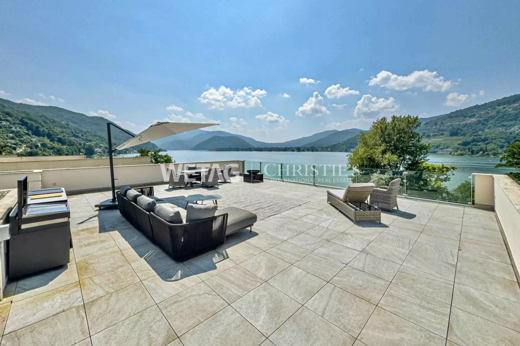 Luxuriöse Seeterrasse mit Panoramablick