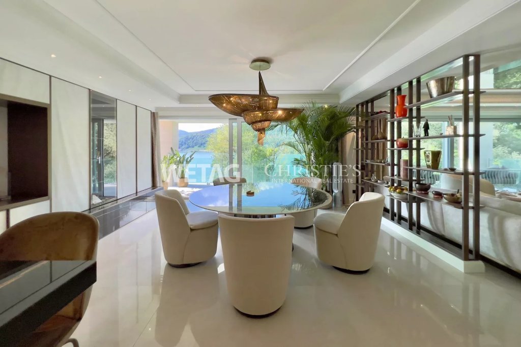 Elegantes Esszimmer mit Panoramablick