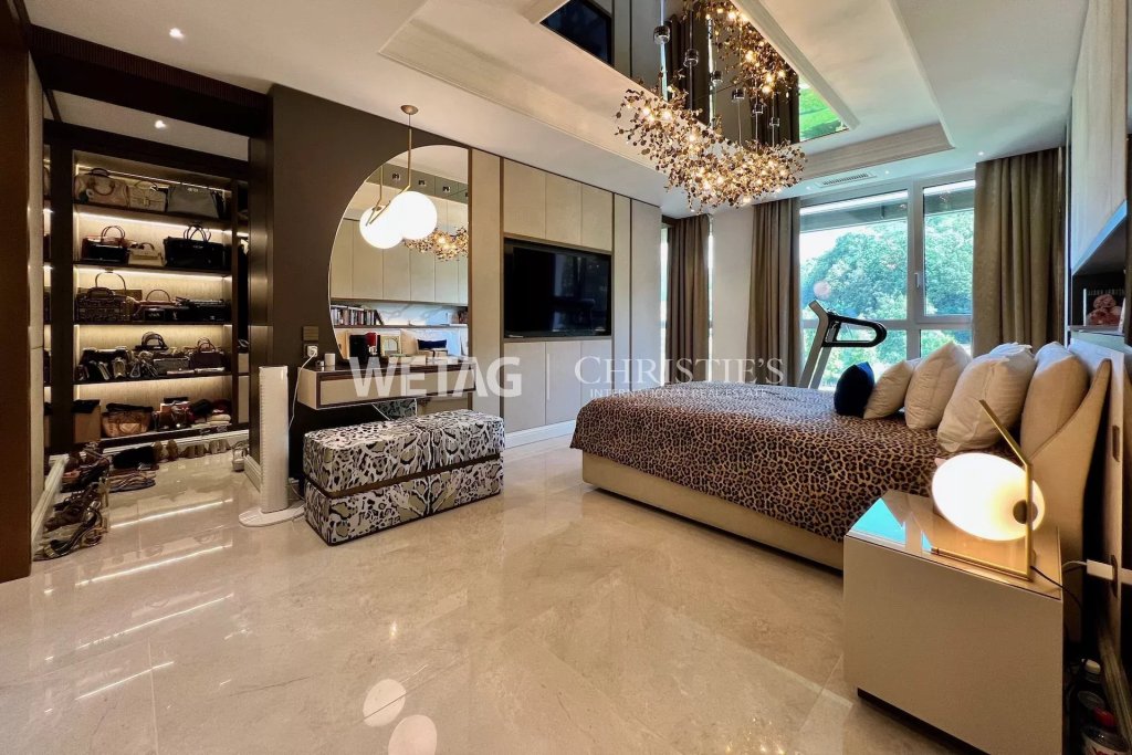 Luxuriöses Schlafzimmer mit Ankleidebereich