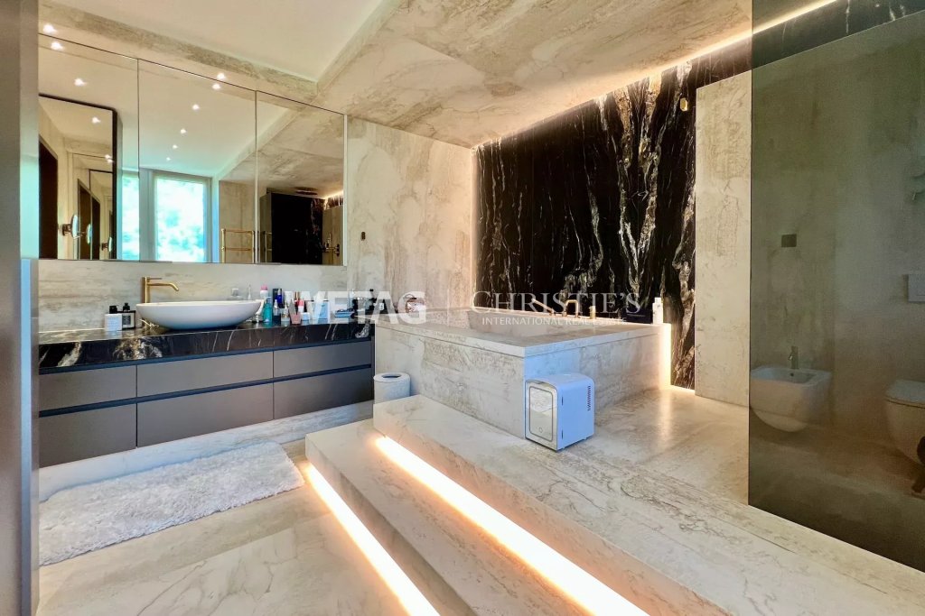 Luxuriöses Badezimmer mit Marmordesign und indirekter Beleuchtung