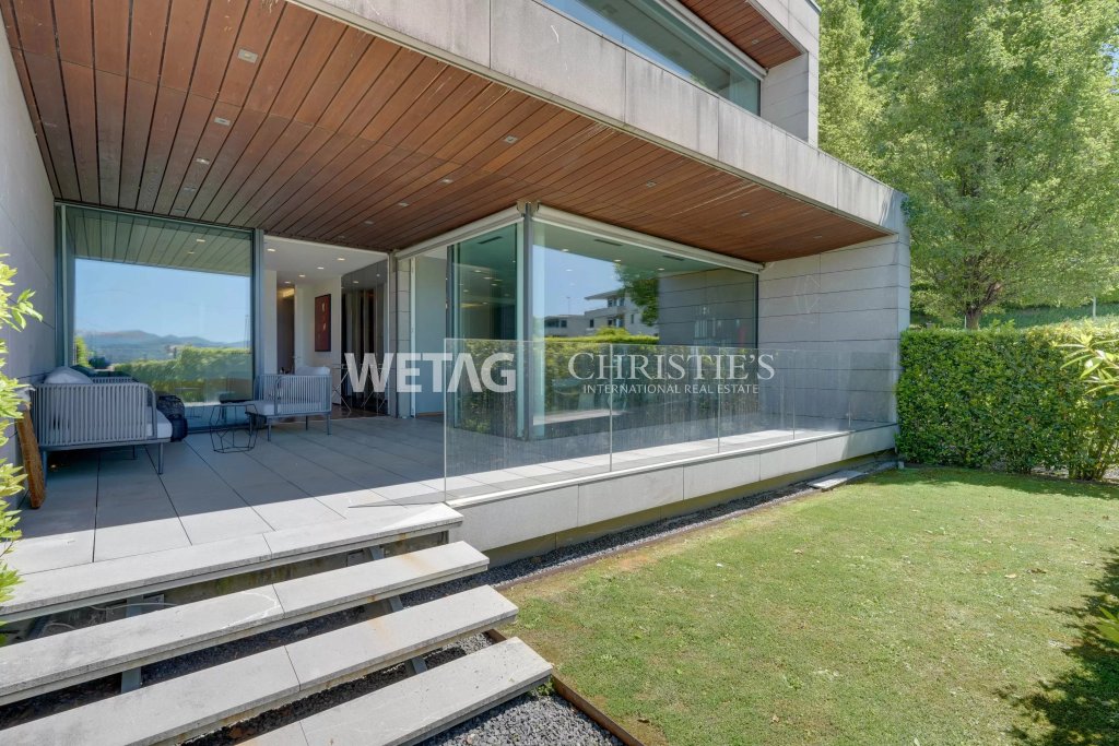 Moderne Terrasse mit Glasfront