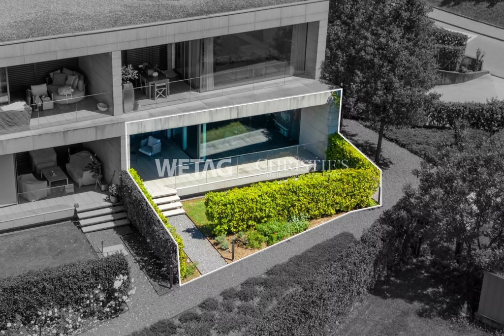 Moderne Terrassenansicht eines Luxusgebäudes
