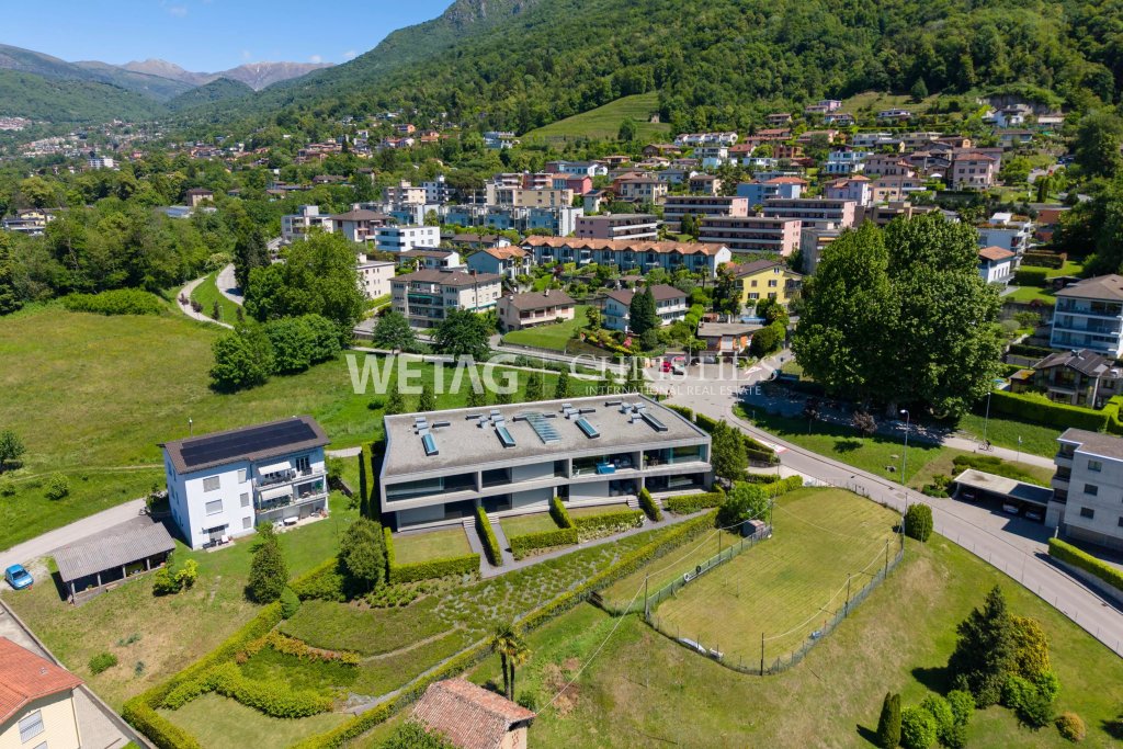 Luftaufnahme eines modernen Wohnquartiers in grüner Hanglage
