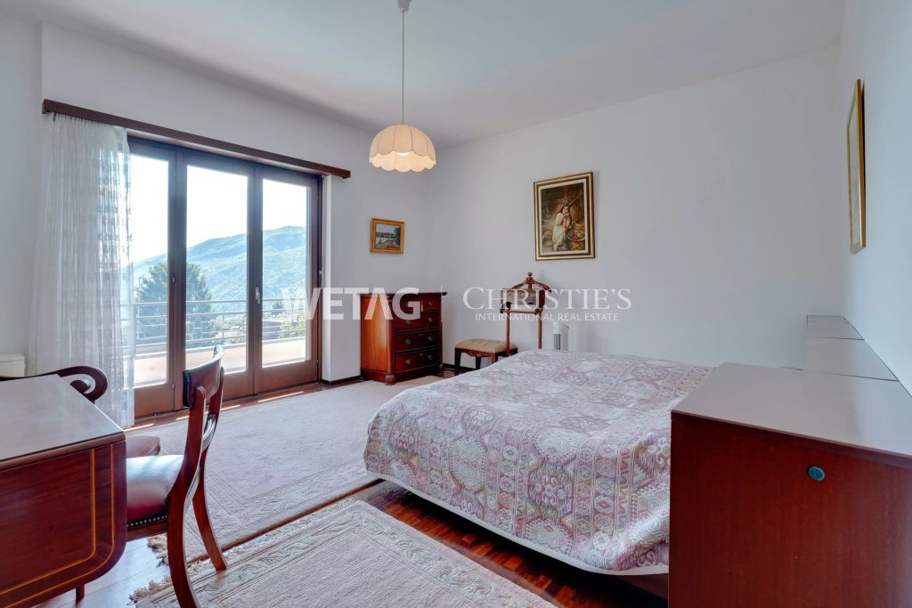 Helles Schlafzimmer mit Balkonblick