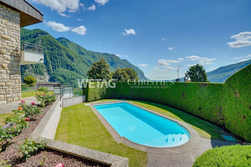 Außenbereich mit Pool und Bergblick