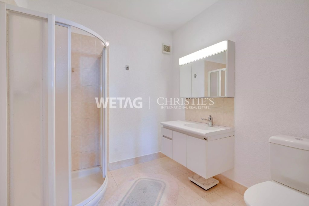 Helles Badezimmer mit Dusche und Waschtisch