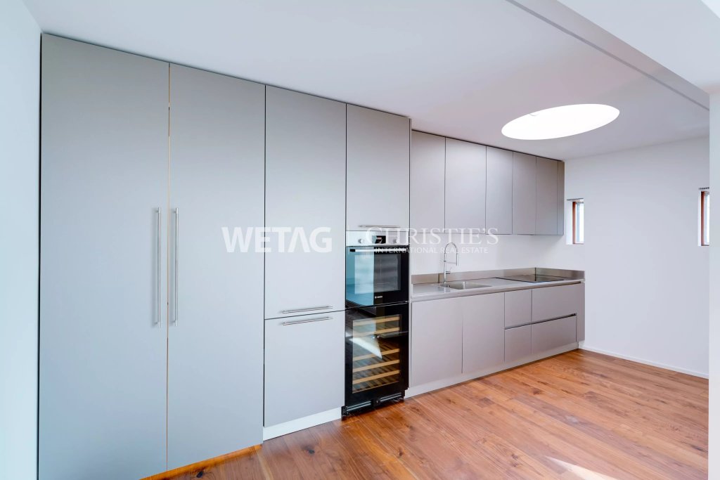 Moderne Einbauküche mit integrierten Geräten
