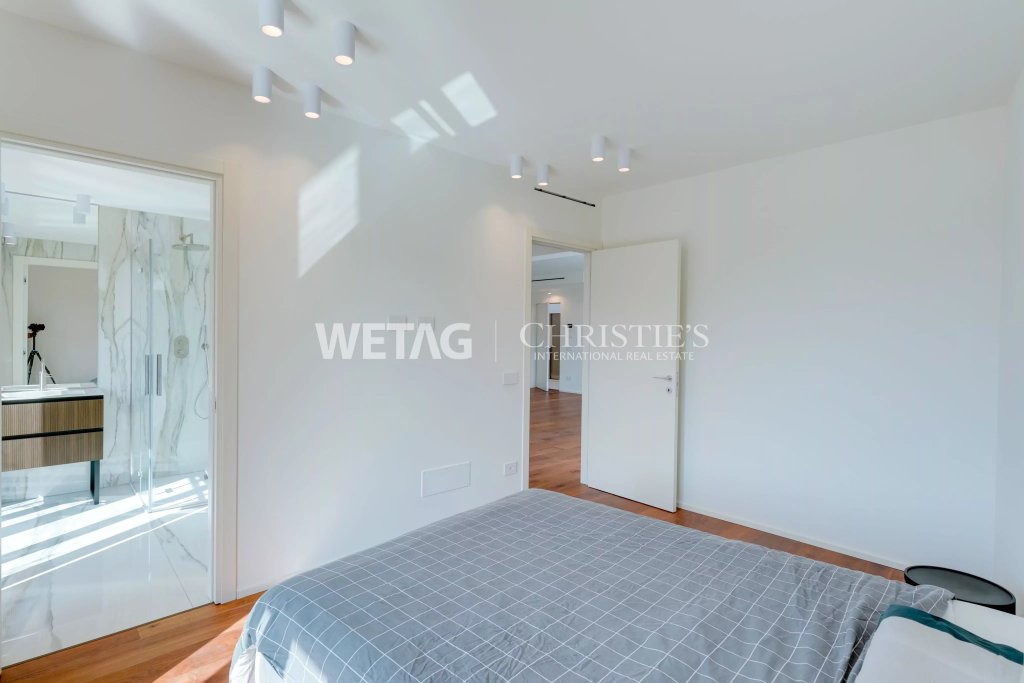 Helles Schlafzimmer mit angrenzendem Bad