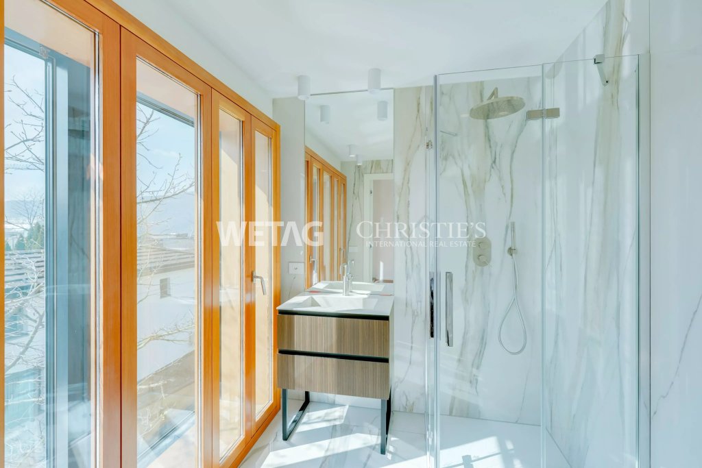 Modernes Badezimmer mit begehbarer Dusche und schmalem Waschtisch