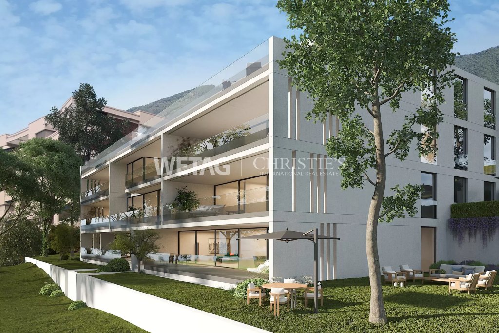Modernes Mehrfamilienhaus mit großzügigen Balkonen und Gartenfläche
