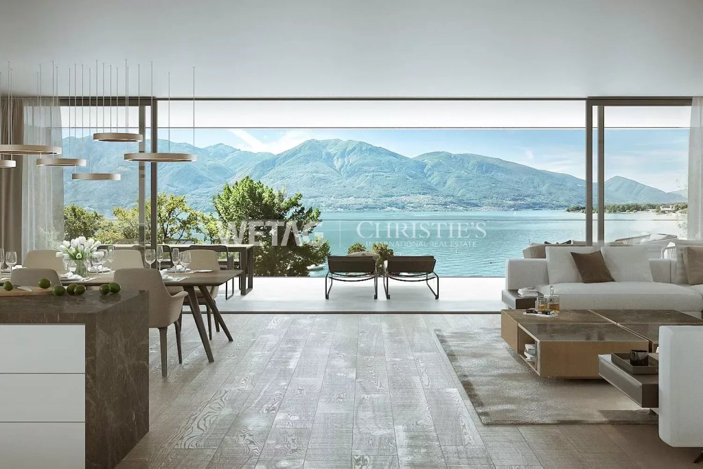Wohn- und Essbereich mit Panoramablick auf See und Berge