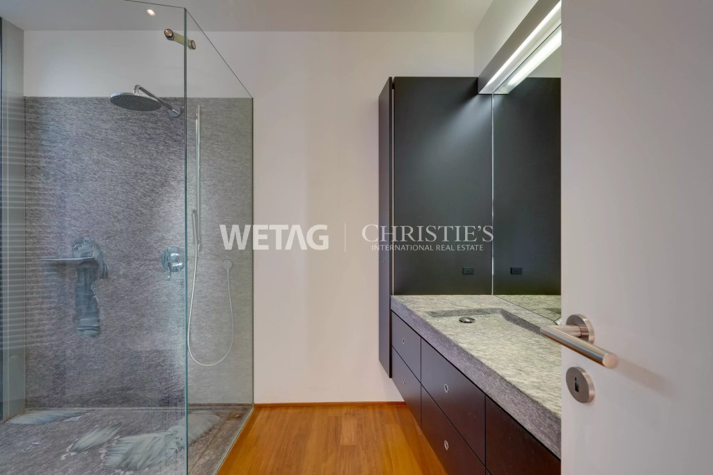 Modernes Badezimmer mit begehbarer Dusche und Waschtisch