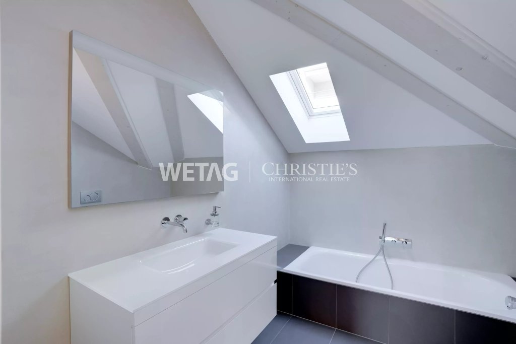 Dachbad mit Badewanne und Dachfenster