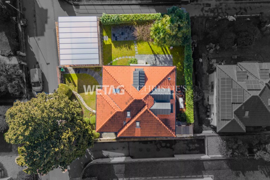 Luftaufnahme eines Einfamilienhauses mit Garten
