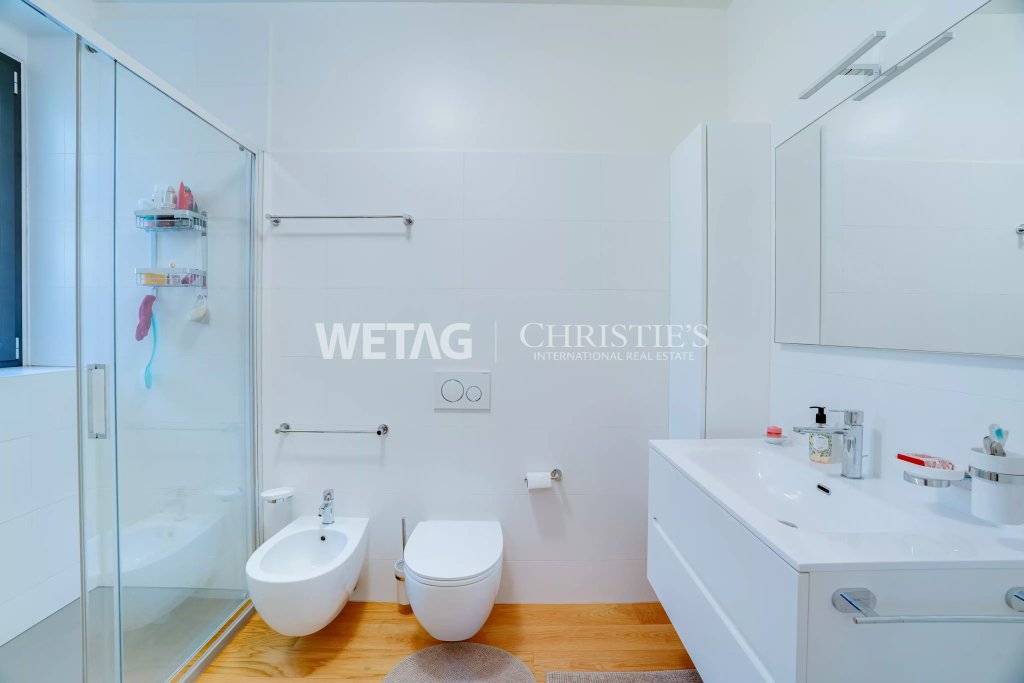 Modernes Badezimmer mit bodengleicher Dusche und wandhängenden Sanitärobjekten