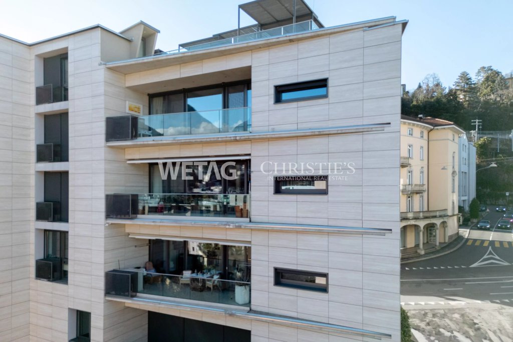Moderne Wohnhausfassade mit Balkonen