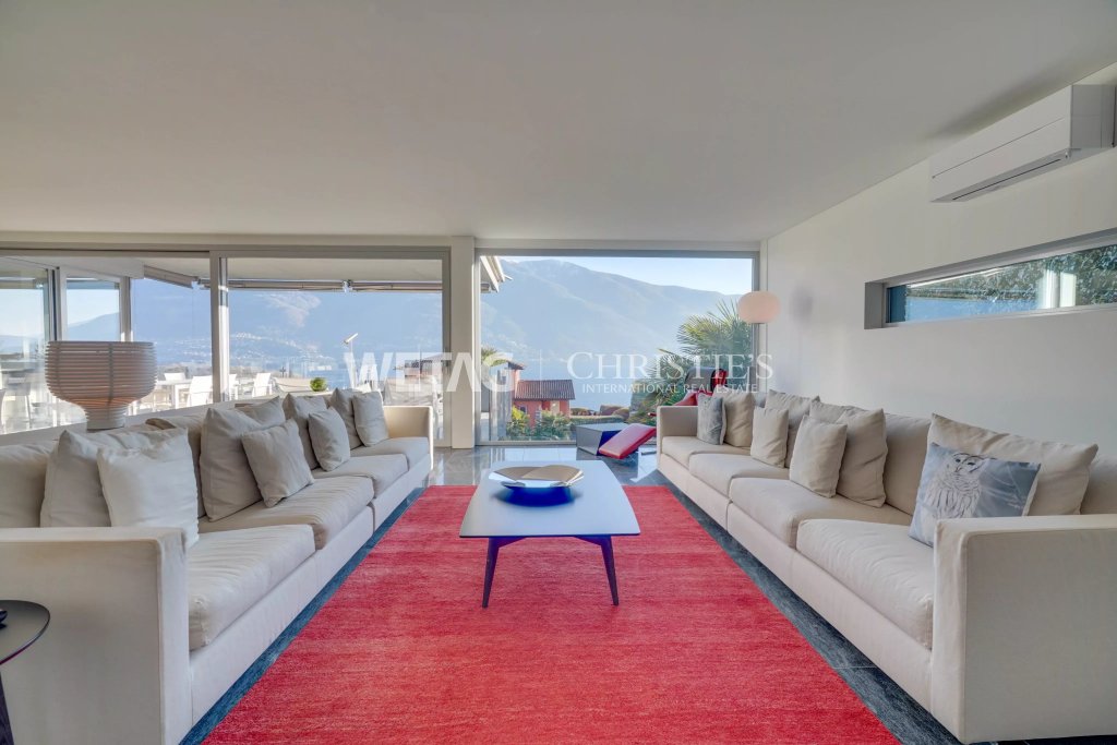 Helles Wohnzimmer mit Bergblick