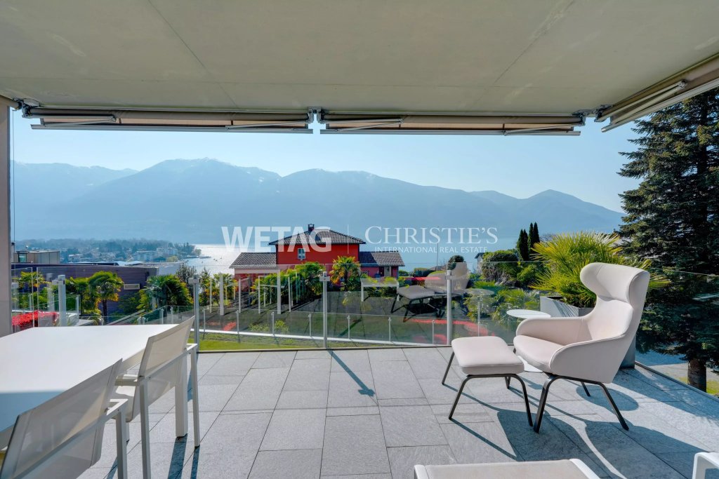Überdachte Terrasse mit Seeblick und Bergpanorama